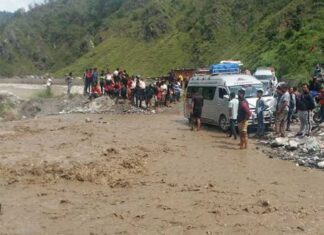 बीपी राजमार्गको डाइभर्सन बग्यो, यातायात पूर्ण अवरुद्ध